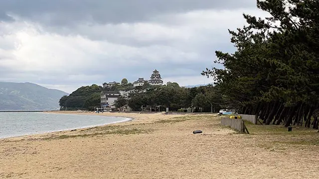 西ノ浜海水浴場から見た唐津城