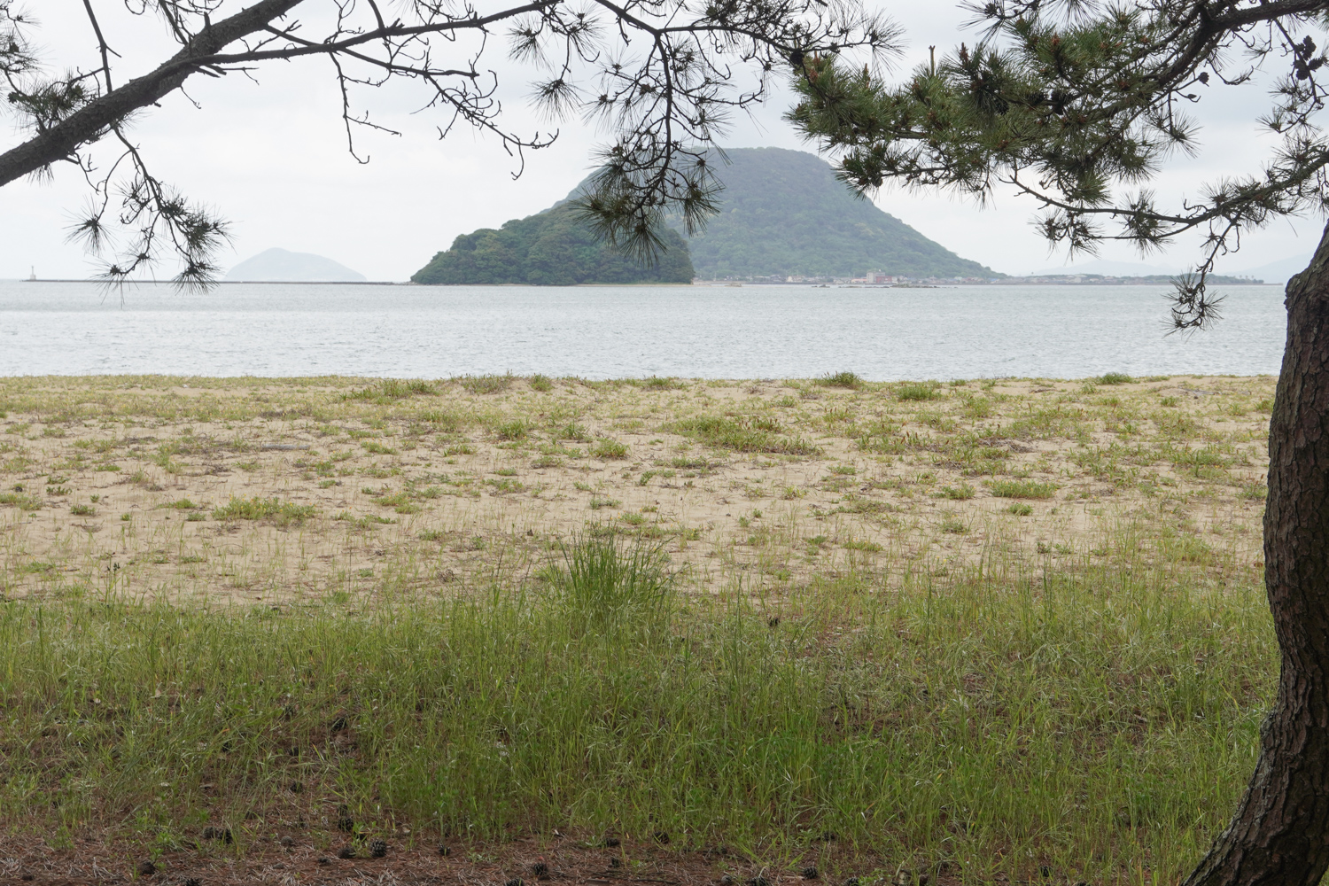 西ノ浜海水浴場と高島