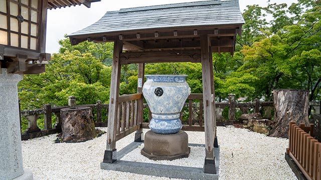 陶山神社の有田焼の大水瓶