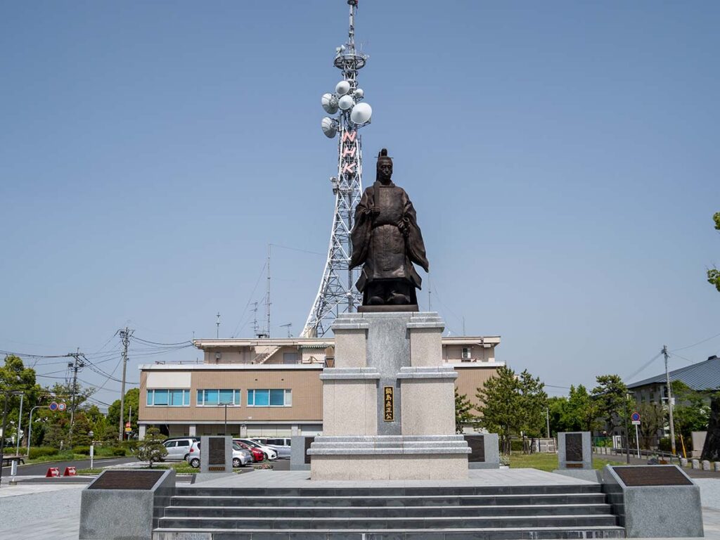 鍋島直正像とNHKの鉄塔