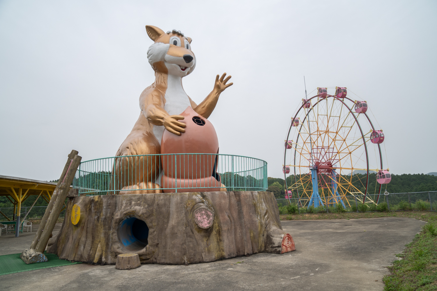 森とリスの遊園地 メルヘン村 ドングリス