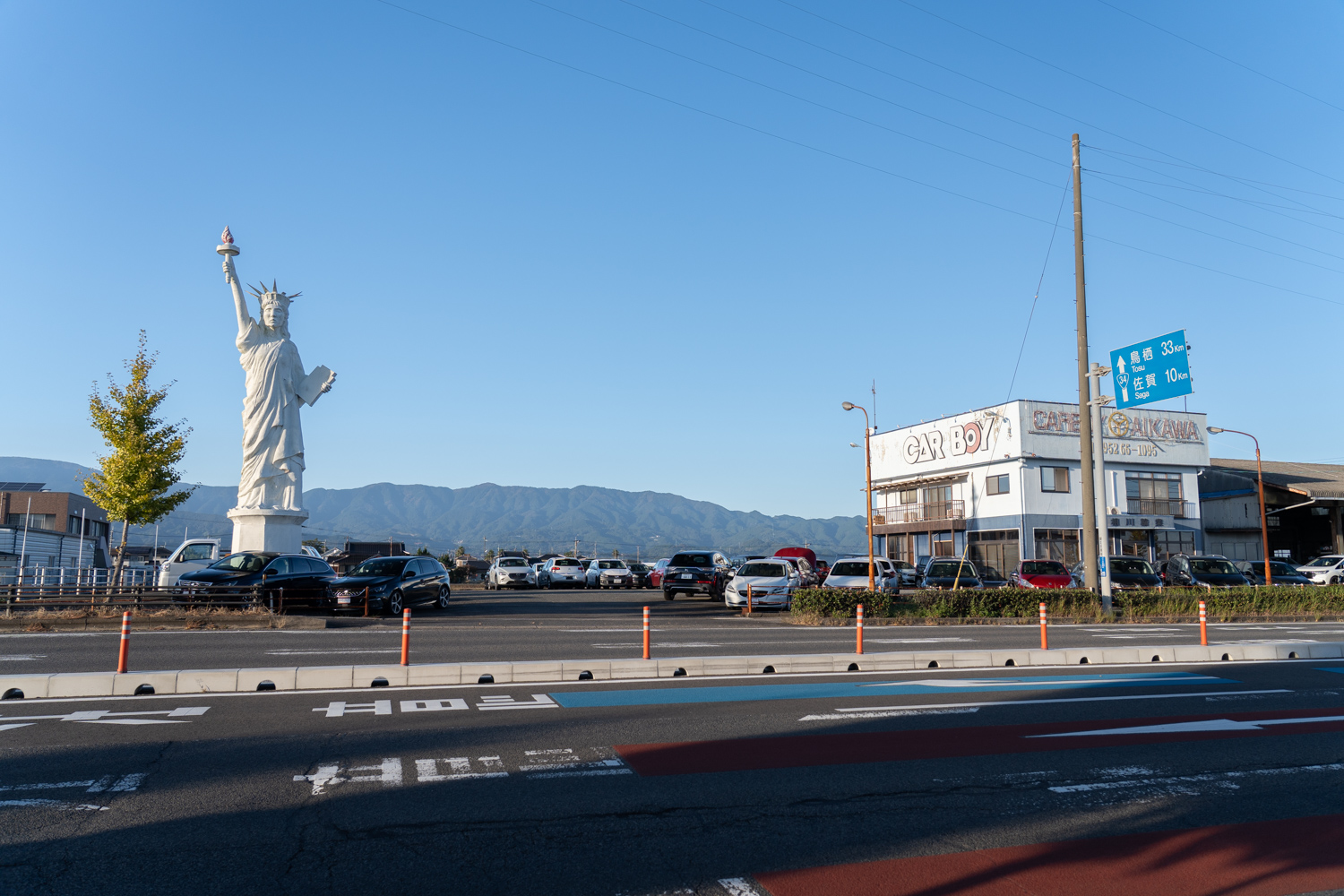 小城の自由の女神像とお店