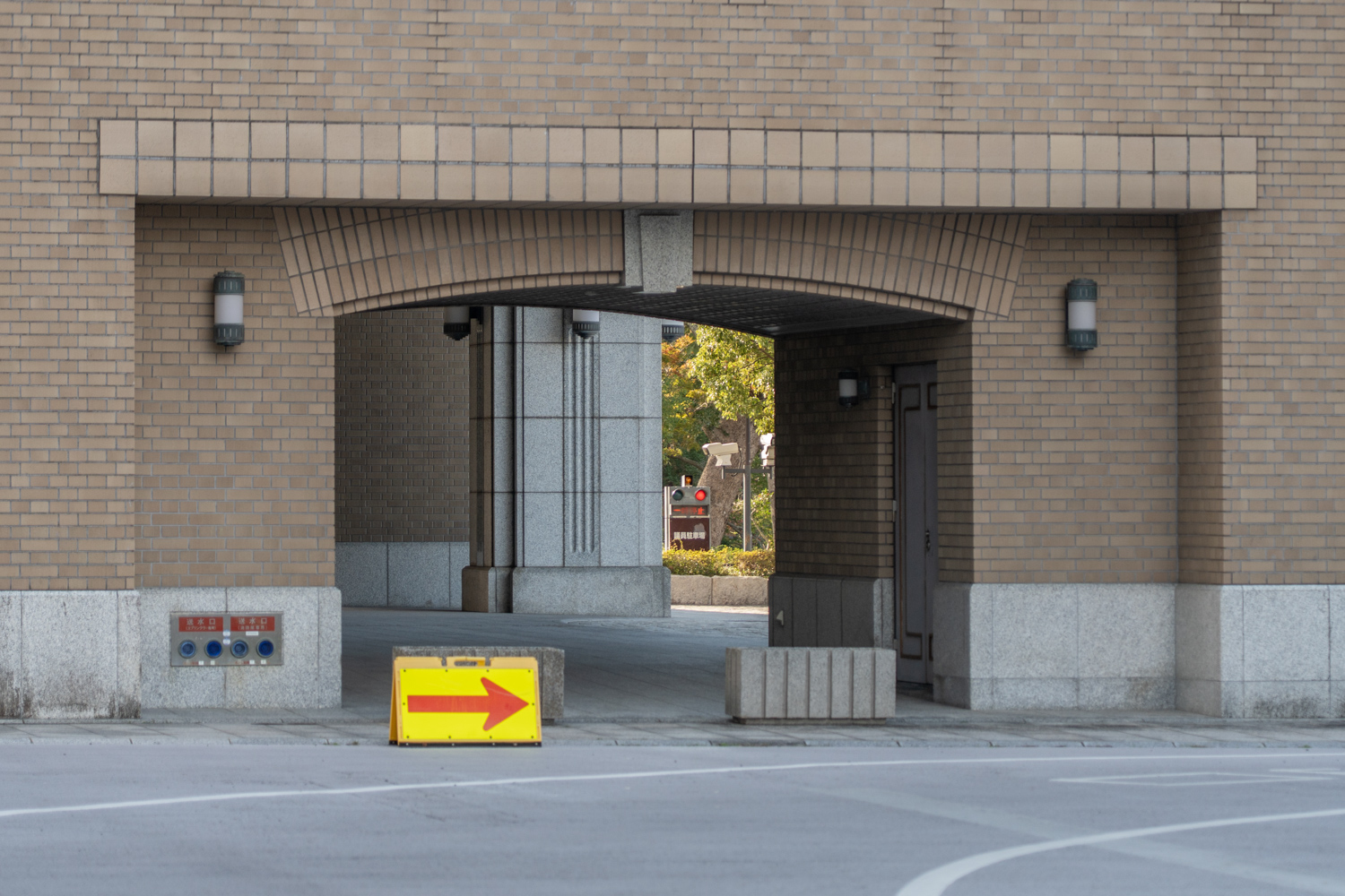 佐賀県庁 議会棟横