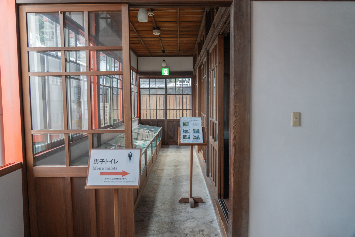 男性側 上々場 廊下