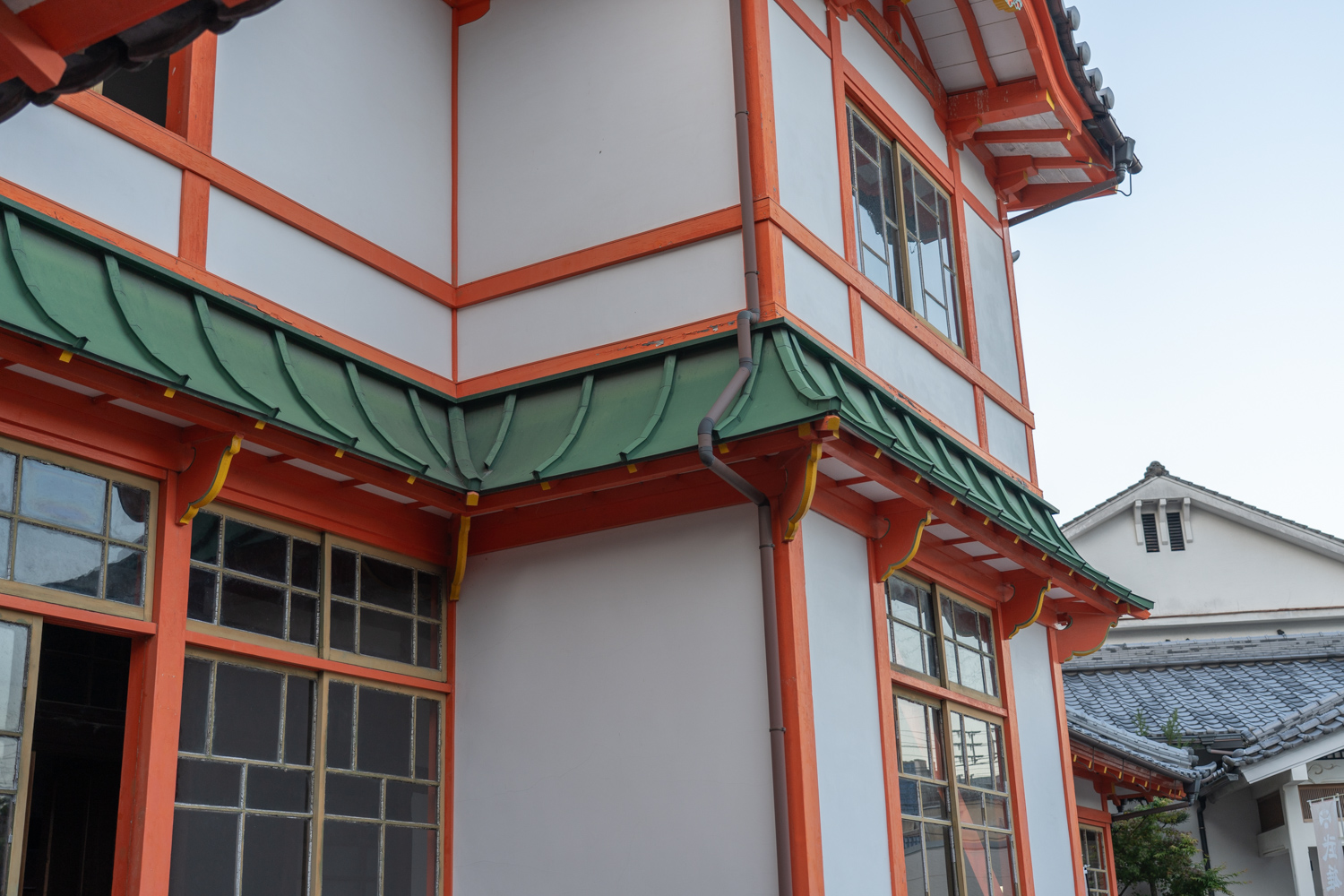 女性側 階段の外観