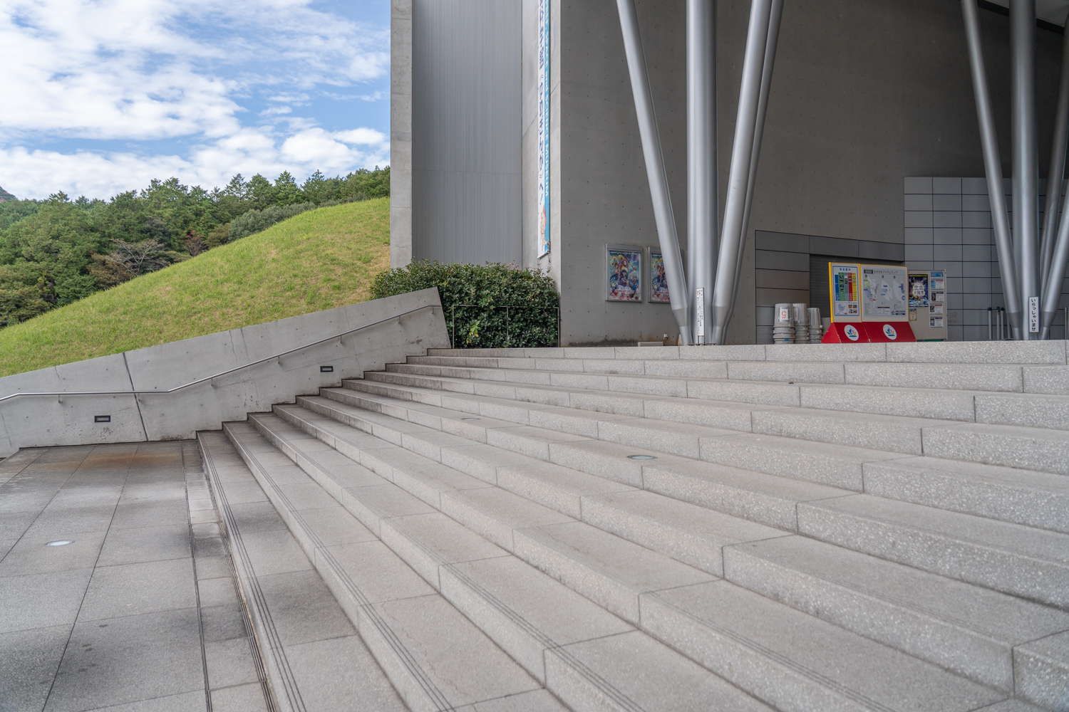 佐賀県立 宇宙科学館 ゆめぎんが 正面階段