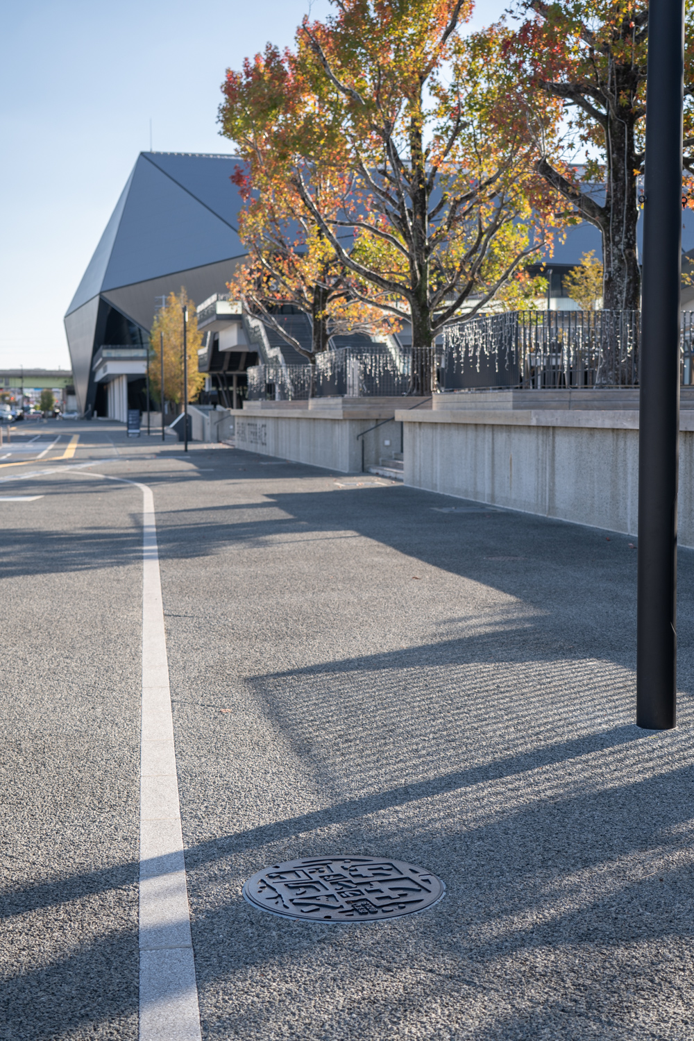 ゾンビランドサガ マンホール ロゴ SAGAアリーナ